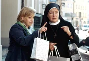 Lotte (Jutta Speidel, r.) und Marianne Laban (Andrea Wildner, l.) gehen mit Wöllers Kreditkarten shoppen. Lotte (Jutta Speidel, r.) und Marianne Laban (Andrea Wildner, l.) gehen mit Wöllers Kreditkarten shoppen.