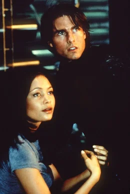 Um Nyahs (Thandie Newton, l.) Leben zu retten, riskiert Ethan (Tom Cruise, r.) Kopf und Kragen ...