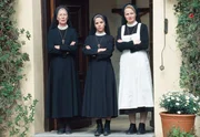 "Um Himmels Willen", "Schwarzes Schaf." Da der Religionslehrer des &ouml;rtlichen Gymnasiums erkrankt ist, &uuml;bernimmt Schwester Lotte dessen Vertretung. Mit ihren ungew&ouml;hnlichen Lehrmethoden zieht sie schnell den Unmut der Schulleitung auf sich. Indes ist Schwester Felicitas sich sicher, dass die eben erst ins Kloster gezogene Novizin Brigitte ein Geheimnis hat. Um ihre Neugier zu befriedigen, durchw&uuml;hlt Felicitas heimlich Brigittes Sachen - und findet prompt Hinweise darauf, dass 'Brigitte' eigentlich Ingrid Knoop hei&szlig;t und polizeilich gesucht wird. Im Bild (v.li.): Karin Gregorek (Felicitas Meier), Emanuela von Frankenberg (Agnes Schwandt), Donia Ben-Jemia (Gina).