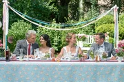 Robert (Walter Sittler, l.) und Lucia (Rosetta Pedone, 2.v.l.) sowie Mona (Natalie Schott, 2.v.r.) und Jonas  (Johannes Zirner, r.) feiern endlich Hochzeit.