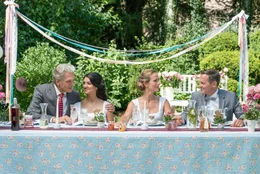 Robert (Walter Sittler, l.) und Lucia (Rosetta Pedone, 2.v.l.) sowie Mona (Natalie Schott, 2.v.r.) und Jonas  (Johannes Zirner, r.) feiern endlich Hochzeit.