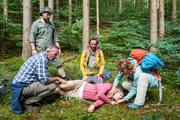 Gregor (Michael Roll, l.), Jochen (Stephan Zinner, 2.v.l.), Saskia (Michelle Monballijn, M.), Nick (Felix Hellmann, 2.v.r.) und Gitti (Adele Neuhauser, r.) proben f&uuml;r den Ernstfall.