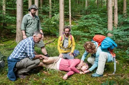 Gregor (Michael Roll, l.), Jochen (Stephan Zinner, 2.v.l.), Saskia (Michelle Monballijn, M.), Nick (Felix Hellmann, 2.v.r.) und Gitti (Adele Neuhauser, r.) proben f&uuml;r den Ernstfall.