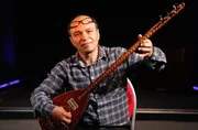 Ata Canani ist Musiker und kam 1974 als Kind t&uuml;rkischer Gastarbeiter:innen nach Bremerhaven.