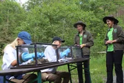 Lisa und Lena untersuchen bei der Nest-Challenge Vogelnester auf M&uuml;ll.