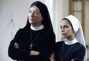 Stammhalter: Schwester Lotte (Jutta Speidel, l.) und Novizin Gina (Donia Ben-Jemia, r.) wollen wissen, was Sache ist.