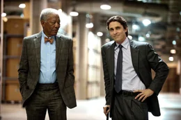 Neue Waffen m&uuml;ssen her: Morgan Freeman als Fox, Christian Bale als Bruce Wayne