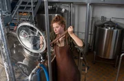 Lilli Wagner (Toini Ruhnke) legt am Braukessel Sonderschichten ein, um das verlorene Bier zu ersetzen.