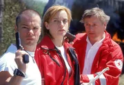Sascha (Georg Staudacher, li.) und Johann Matucini (Markus Hering) nehmen Dr. Thaler (Roswitha Meyer) als Geisel.