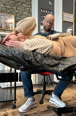 Sophie l&auml;sst sich Botschaften t&auml;towieren