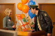 Staller (Helmfried von L&uuml;ttichau, r.) l&auml;sst sich von der attraktiven Bankangestellten Betty (Jenny Marie Muck, r.) in einem Nebenzimmer der Bank beraten.