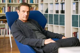 Dr. Bechtelle (Jean-Yves Berteloot).