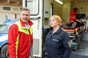 Dr. Martin Dillinger (Manou Lubowski, l.) bietet Nele Fehrenbach (Floriane Daniel, r.) Hilfe an. Er will ihr bei der Verarbeitung des traumatischen Erlebnisses helfen. Dr. Martin Dillinger (Manou Lubowski, l.) bietet Nele Fehrenbach (Floriane Daniel, r.) Hilfe an. Er will ihr bei der Verarbeitung des traumatischen Erlebnisses helfen.
