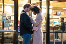 Bray (Josh Lucas, l.); Miranda Wells (Katie Holmes, r.)