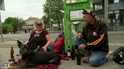 Die Punks Lausi, Paddy und Asterix versuchen durch Schnorren an etwas Geld zu kommen. Die Punks Lausi, Paddy und Asterix versuchen durch Schnorren an etwas Geld zu kommen.