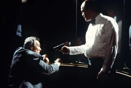 Ein t&ouml;dliches Duell zwischen den beiden Kontrahenten beginnt: Mitch (John Malkovich, r.), der kurz zuvor die Sch&uuml;sse auf den Pr&auml;sidenten abgegeben hat, nimmt nun Frank (Clint Eastwood, l.) ins Visier ...
