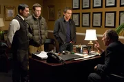 Nach einem irren Auftritt in einem der Luxus-Appartements werden Josh (Ben Stiller, 2.v.r.), Dev'Reaux (Michael Pe&ntilde;a, l.) und Charlie (Casey Affleck, 2.v.l.) von Mr. Simon (Judd Hirsch, r.) gefeuert.