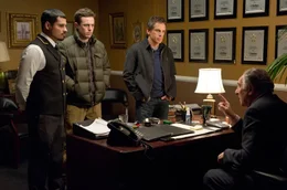 Nach einem irren Auftritt in einem der Luxus-Appartements werden Josh (Ben Stiller, 2.v.r.), Dev'Reaux (Michael Pe&ntilde;a, l.) und Charlie (Casey Affleck, 2.v.l.) von Mr. Simon (Judd Hirsch, r.) gefeuert.