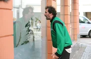 Der Eishockstar Willi Murer (Marcel Mohab) will sein Geld!