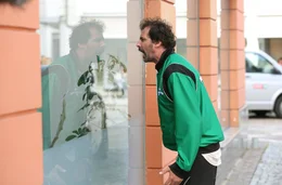 Der Eishockstar Willi Murer (Marcel Mohab) will sein Geld!