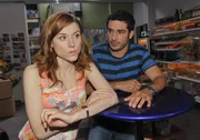 Dascha (Lena Ehlers) und Tayfun (Tayfun Baydar) überlegen fieberhaft, wie sie unbeschadet aus ihrer schwierigen Situation mit Mesut rauskommen können. Dascha (Lena Ehlers) und Tayfun (Tayfun Baydar) überlegen fieberhaft, wie sie unbeschadet aus ihrer schwierigen Situation mit Mesut rauskommen können.
