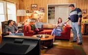 (v.li.): Montana Jordan (George &sbquo;Georgie&lsquo; Cooper Jr.), Emily Osment (Mandy), Zoe Perry (Mary Cooper), Lance Barber (George Cooper Sr.).