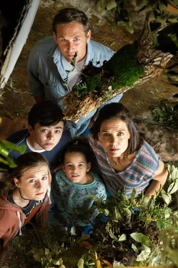 (v.l.n.r.) Missy Wells (Sarah Hoffmeister); Greg Wells (Aidan Brennan); Bess Wells (Chloe Grace Lee); Bray (Josh Lucas, hinter); Miranda Wells (Katie Holmes)