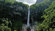 Das magische Maggiatal: Klare Bergseen und majest&auml;tische Gipfel - In dieser bildgewaltigen "Land der Berge"-Neuproduktion ist Hans J&ouml;chler im magischen Maggiatal in der Schweiz unterwegs. Die Mischung aus alpiner Sch&ouml;nheit und mediterranem Flair macht das Maggiatal zu einem einzigartigen R&uuml;ckzugsort. Hier, wo die Zeit im Einklang mit der Natur zu verweilen scheint, entfaltet sich eine Atmosph&auml;re von Gelassenheit und Harmonie. Wanderungen entlang der idyllischen Pfade lassen die Herzen h&ouml;her schlagen, w&auml;hrend traditionelle Grotti mit lokalen Spezialit&auml;ten die Sinne verf&uuml;hren. Im Bild: Der Wasserfall von Foroglio im Bavonatal ist einer der spektakul&auml;rsten, die man im Tessin finden kann. - SENDUNG: ORFIII - DO - 25.04.2024 - 20:15 Uhr - Copyright: ORF/J&Ouml;CHLER/ - Ver&ouml;ffentlichung honorarfrei nur f&uuml;r redaktionelle Berichterstattung in Sendungszusammenhang und mit Copyrightangabe. Kontakt: foto@orf.at