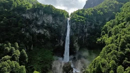 Das magische Maggiatal: Klare Bergseen und majest&auml;tische Gipfel - In dieser bildgewaltigen "Land der Berge"-Neuproduktion ist Hans J&ouml;chler im magischen Maggiatal in der Schweiz unterwegs. Die Mischung aus alpiner Sch&ouml;nheit und mediterranem Flair macht das Maggiatal zu einem einzigartigen R&uuml;ckzugsort. Hier, wo die Zeit im Einklang mit der Natur zu verweilen scheint, entfaltet sich eine Atmosph&auml;re von Gelassenheit und Harmonie. Wanderungen entlang der idyllischen Pfade lassen die Herzen h&ouml;her schlagen, w&auml;hrend traditionelle Grotti mit lokalen Spezialit&auml;ten die Sinne verf&uuml;hren. Im Bild: Der Wasserfall von Foroglio im Bavonatal ist einer der spektakul&auml;rsten, die man im Tessin finden kann. - SENDUNG: ORFIII - DO - 25.04.2024 - 20:15 Uhr - Copyright: ORF/J&Ouml;CHLER/ - Ver&ouml;ffentlichung honorarfrei nur f&uuml;r redaktionelle Berichterstattung in Sendungszusammenhang und mit Copyrightangabe. Kontakt: foto@orf.at