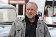 Der Dachdecker-Meister Erich M&ouml;ttl (Reinhard Nowak) f&uuml;rchtet die Pleite seines Familienbetriebes.