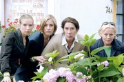 "Vier Frauen und ein Todesfall", "Sondermüll." Bei der regelmäßigen Tour der örtlichen Müllabfuhr geschieht ein schrecklicher Unfall: Der Müllmann Klaus Prinz ist in den Häcksler des Müllwagens geraten. Natürlich ein neuer Fall für die vier Frauen, die ganz und gar nicht an ein Unglück glauben wollen und sich zunächst in der Nachbarschaft des Toten umhören. Bald stellen sie fest, dass gleich mehrere Dorfbewohner mit Prinz über Kreuz waren, darunter sogar dessen eigener Bruder, der seit Jahren nichts mit ihm zu tun haben wollte. Auffällig ist auch, dass Prinz kurz vor seinem Tod plötzlich über eine größere Geldsumme verfügte. Weitere Recherchen führen die Ilmer "Sonderermittlerinnen" letztendlich zu einer grausigen Entdeckung, die fatale Folgen für das ganze Dorf hat. Im Bild (v.li.): Martina Poel (Sabine), Julia Stinshoff (Lola), Adele Neuhauser (Julie), Brigitte Kren (Maria). "Vier Frauen und ein Todesfall", "Sondermüll." Bei der regelmäßigen Tour der örtlichen Müllabfuhr geschieht ein schrecklicher Unfall: Der Müllmann Klaus Prinz ist in den Häcksler des Müllwagens geraten. Natürlich ein neuer Fall für die vier Frauen, die ganz und gar nicht an ein Unglück glauben wollen und sich zunächst in der Nachbarschaft des Toten umhören. Bald stellen sie fest, dass gleich mehrere Dorfbewohner mit Prinz über Kreuz waren, darunter sogar dessen eigener Bruder, der seit Jahren nichts mit ihm zu tun haben wollte. Auffällig ist auch, dass Prinz kurz vor seinem Tod plötzlich über eine größere Geldsumme verfügte. Weitere Recherchen führen die Ilmer "Sonderermittlerinnen" letztendlich zu einer grausigen Entdeckung, die fatale Folgen für das ganze Dorf hat. Im Bild (v.li.): Martina Poel (Sabine), Julia Stinshoff (Lola), Adele Neuhauser (Julie), Brigitte Kren (Maria).