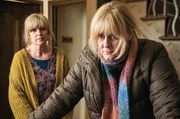 Während Catherine (Sarah Lancashire, re.) versucht, ihre Familie zu beschützen, laufen Ermittlungen an, um den Mörder einer jungen Mutter zu finden. Während Catherine (Sarah Lancashire, re.) versucht, ihre Familie zu beschützen, laufen Ermittlungen an, um den Mörder einer jungen Mutter zu finden.