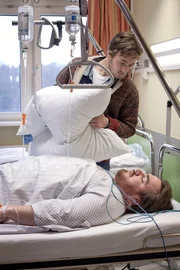 Micha Lorensen (Cecil von Renner, l.), Praktikant im Aquarium, stattet Horst Flens (Tristan Seith, r.), der im Krankenhaus im Koma liegt, einen Besuch ab. Micha Lorensen (Cecil von Renner, l.), Praktikant im Aquarium, stattet Horst Flens (Tristan Seith, r.), der im Krankenhaus im Koma liegt, einen Besuch ab.