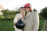 Mit Motorradhelm in die zweiten "Flitterwochen": Bernd (Volker Herold, r.) und Helga (Ulrike Mai, l.) Mit Motorradhelm in die zweiten "Flitterwochen": Bernd (Volker Herold, r.) und Helga (Ulrike Mai, l.)