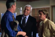 Dr. Mark Sloan (Dick Van Dyke, Mitte); Dr. Jesse Travis (Charlie Schlatter, r.) Dr. Mark Sloan (Dick Van Dyke, Mitte); Dr. Jesse Travis (Charlie Schlatter, r.)
