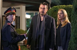 Bergmann (Hary Prinz) und Anni (Anna Unterberger) mit der Dorfpolizistin Renner (Eva Mayer, li.) am Tatort.