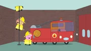 Heute ist &Uuml;bungstag f&uuml;r die M&uuml;tterfeuerwehr. Mama Wutz (re.) schlie&szlig;t sich an, um das Feuerl&ouml;schen zu &uuml;ben. Sobald der Alarm ert&ouml;nt, werden die Helme aufgesetzt, an der Rutschstange runter gerutscht und schnell aus der Station gefahren.