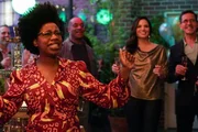 Kasie Hines (Diona Reasonover, l.)