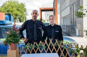 Lukas Petersen (Patrick Abozen, l.) und Bente Hinrichs (Sinha Melina Gierke, r.) fragen sich, ob der Nachbar die Brauerei sabotiert.