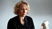 Ana Cavanella (Juliane K&ouml;hler) erstarrt beim Anblick der Statue.