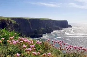 Die Brandung des rauen Atlantiks formt stetig die steilen K&uuml;sten im Norden der Insel, die zum Wahrzeichen Irlands geh&ouml;ren.