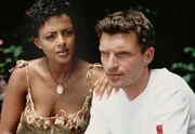 Jakob (Hardy Kr&uuml;ger jr.) und Madlon (Dennenesch Zoude) f&uuml;hren ein Krisengespr&auml;ch.