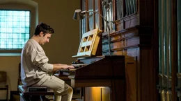 Jakob fühlt sich Gott nahe beim Orgel spielen.