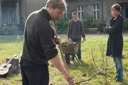 Judith (Claudia Michelsen) f&uuml;rchtet, dass Christoph (Henning Baum, vorne) und Sohn Paul (Jordan E. Dwyer) etwas vor ihr verbergen.