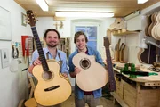 Tobi (rechts) mit Gitarrenbaumeister Stefan Meigel. Tobi (rechts) mit Gitarrenbaumeister Stefan Meigel.