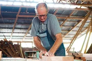 Carlos Gstir in seiner Tischlerei