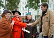 ARD HEITER BIS T&Ouml;DLICH - MORDEN IM NORDEN, Krimiserie am Vorabend mit 16 Folgen, Folge 5 "Der Besuch der alten Dame" (Wh.), am Dienstag (20.08.13) um 18.50 Uhr im Ersten. Finn Kiesewetters (Sven Martinek, r.) Tanten Ria (Ulrike Bliefert, l.) und Toni (Petra Kelling, 2.v.r.) haben eine alte Schulfreundin wiedergetroffen, Marie Guteson (Annelinde Gerstl, 2.v.l.), eine wohlhabende Dame, die nach 50 Jahren aus New York in ihre Heimatstadt L&uuml;beck zur&uuml;ckgekehrt ist.