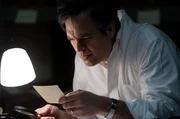 Robert Bilott (Mark Ruffalo) findet zahlreiche Hinweise darauf, dass DuPont Chemikalien ins Grundwasser leitet, wohlwissend, dass diese Krebs und Geburtssch&auml;den verursachen.