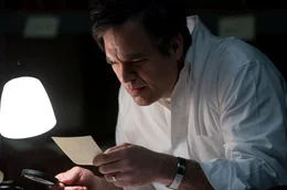 Robert Bilott (Mark Ruffalo) findet zahlreiche Hinweise darauf, dass DuPont Chemikalien ins Grundwasser leitet, wohlwissend, dass diese Krebs und Geburtssch&auml;den verursachen.