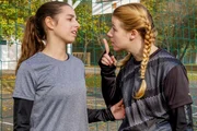 Kira (Julia Wozek, r.) warnt Emily (Larissa Gazdag-Peichär, l.) davor, den Cops irgendetwas zu verraten. Kira (Julia Wozek, r.) warnt Emily (Larissa Gazdag-Peichär, l.) davor, den Cops irgendetwas zu verraten.